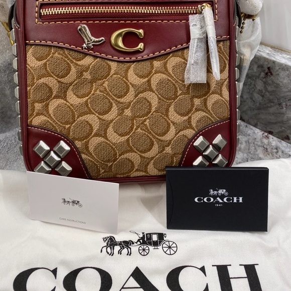 Trade only
Coach 1941 Max 18 Sig. Jacquard Scarlet 41385 - Picture 10 of 16